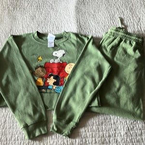 PEANUTS Kids’ Green Two-Piece Sweat Suit (M)